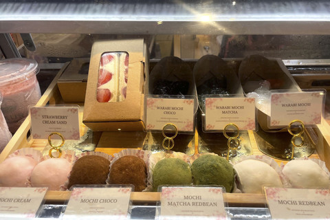 Tampilan menu daifuku mochi dari Sakura Jewelry Sweets di Yashinoki Yokocho. Foto: Salsha Okta Fairuz/kumparan