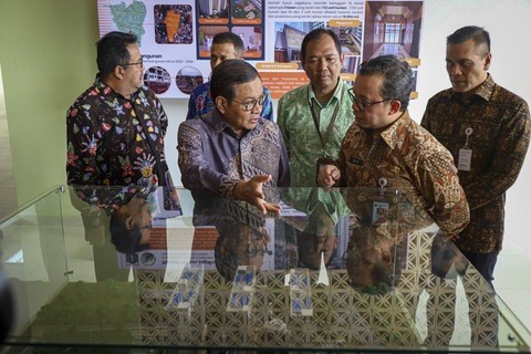 Gubernur DKI Jakarta Pramono Anung melihat maket rusun saat peresmian Rusunawa Jagakarsa di Jagakarsa, Jakarta, Kamis (8/5/2025). Foto: Iqbal Firdaus/kumparan