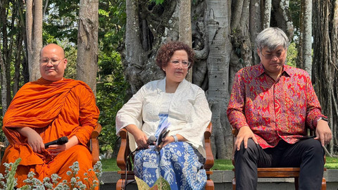 Ketua DPP Keluarga Cendekiawan Buddhis Indonesia (KCBI), Bhante Victor Jaya Kusuma; Dirut InJourney Destination Management, Febriana Intan; dan Wakil Ketua Panitia Waisak Nasional, Karuna Murdaya. Foto: Dok. Arif UT/Pandangan Jogja