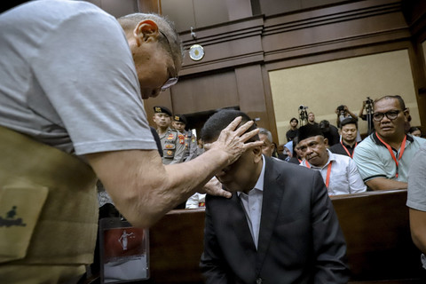 Terdakwa kasus dugaan suap pergantian antar waktu (PAW) DPR RI 2019 dan perintangan penyidikan kasus Harun Masiku, Hasto Kristiyanto bersiap mengikuti sidang lanjutan di Pengadilan Tipikor, Jakarta, Kamis (8/5/2025). Foto: Jamal Ramadhan/kumparan