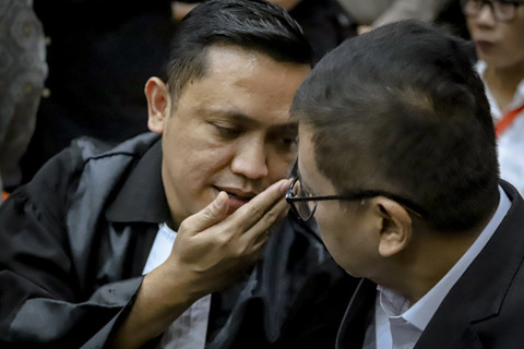 Terdakwa kasus dugaan suap pergantian antar waktu (PAW) DPR RI 2019 dan perintangan penyidikan kasus Harun Masiku, Hasto Kristiyanto berbincang dengan kuasa hukum Ronny Talapessy saat sidang lanjutan di Pengadilan Tipikor, Jakarta, Kamis (8/5/2025). Foto: Jamal Ramadhan/kumparan
