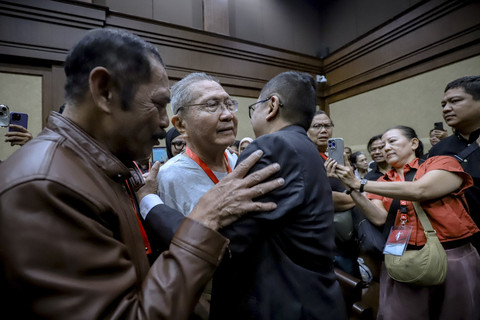 Terdakwa kasus dugaan suap pergantian antar waktu (PAW) DPR RI 2019 dan perintangan penyidikan kasus Harun Masiku, Hasto Kristiyanto bersiap mengikuti sidang lanjutan di Pengadilan Tipikor, Jakarta, Kamis (8/5/2025). Foto: Jamal Ramadhan/kumparan