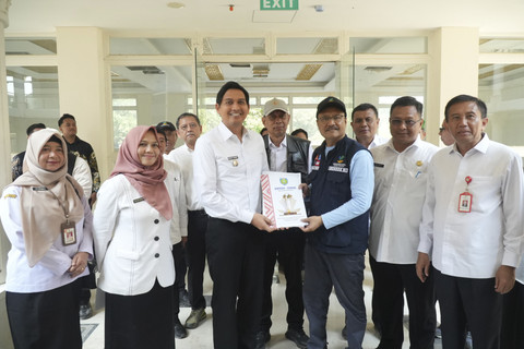 Menteri Sosial Saifullah Yusuf (Gus Ipul) mengunjungi Wisma Haji Indramayu yang akan dipakai untuk Sekolah Rakyat, Rabu (7/5/2025). Foto: Dok. Kemensos