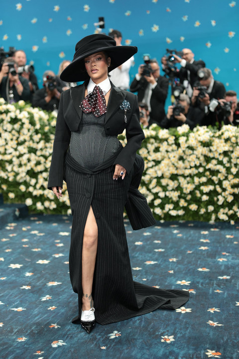 Artis sekaligus penyanyi Rihanna berpose saat Met Gala 2025 di Metropolitan Museum, New York, Amerika Serikat, Senin (5/5/2025). Foto: AFP