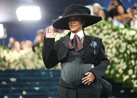Artis sekaligus penyanyi Rihanna berpose saat Met Gala 2025 di Metropolitan Museum, New York, Amerika Serikat, Senin (5/5/2025). Foto: AFP