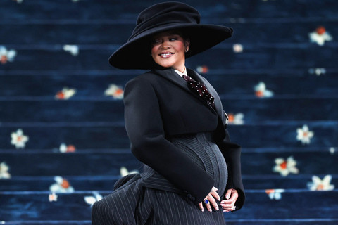 Artis sekaligus penyanyi Rihanna berpose saat Met Gala 2025 di Metropolitan Museum, New York, Amerika Serikat, Senin (5/5/2025). Foto: AFP