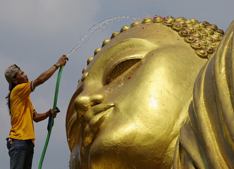 Simbol Hati Bersih, Rupang Buddha Terbesar di Indonesia Dimandikan Jelang Waisak