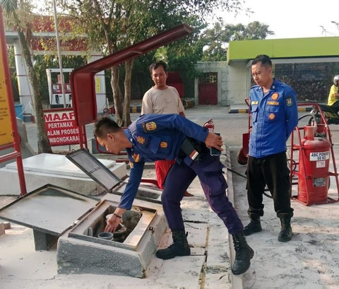 Mesin SPBU Jalan Pangeran Antasari, Tanjung Baru, Kedamaian, Bandar Lampung hangus terbakar. | Foto: Dok Damkar Bandar Lampung