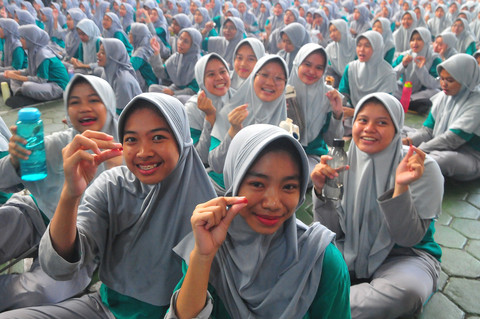 Pelajar menunjukkan vitamin saat mengikuti Gerakan Cegah Stunting Dengan Aksi Bergizi di MA NU Banat, Kudus, Jawa Tengah, Kamis (8/5/2025). Foto: ANTARA FOTO/Yusuf Nugroho