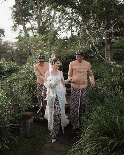 Luna Maya tampil anggun dengan kebaya dan paes Jawa. Foto: Instagram @lunamaya