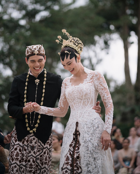 Luna Maya dan Maxime Bouttier di hari pernikahan mereka. Foto: Instagram @lunamaya