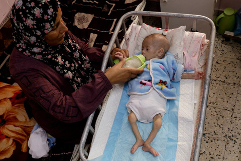 Seorang ibu Palestina memberi makan putrinya yang sakit saat menerima perawatan di Rumah Sakit Nasser, di Khan Younis, di Jalur Gaza selatan, 30 April 2025.  Foto: REUTERS/Hatem Khaled