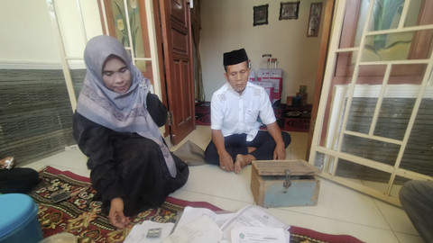 Ujang Jaenudin (53) dan istrinya Nyai Nenah (48) tukang roti keliling nabung puluhan tahun buat berangkat haji 2025. Foto: Dok. kumparan