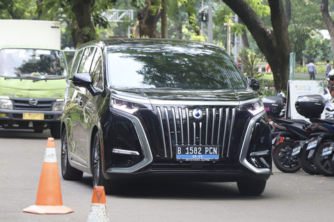 Peserta menjajal mobil listrik Denza D9 saat menghadiri kumparan New Energy Vehicle Summit 2025 di MGP Space, SCBD Park, Jakarta, Selasa (6/5/2025). Foto: Iqbal Firdaus/kumparan