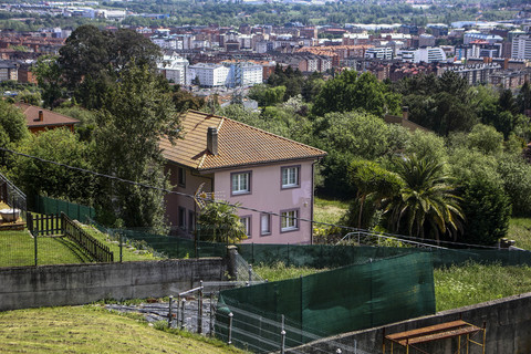Suasana rumah tempat pasangan suami istri menyekap anak-anak mereka selama lebih dari tiga tahun di Fitora-Toleo, Oviedo, Spanyol, Rabu (30/4/2025). Foto: Pablo Lorenzana