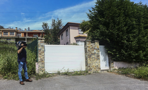 Jurnalis meliput rumah tempat pasangan suami istri menyekap anak-anak mereka selama lebih dari tiga tahun di Fitora-Toleo, Oviedo, Spanyol, Rabu (30/4/2025). Foto: Pablo Lorenzana