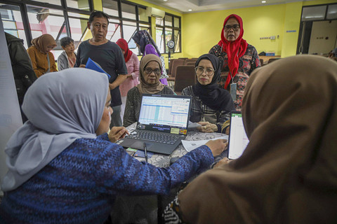 Sejumlah warga yang tergolong lanjut usia (Lansia) mendaftar layanan pembuatan kartu Transjakarta gratis di Kelurahan Pertukangan Utara, Jakarta, Kamis (7/5/2025). Foto: Iqbal Firdaus/kumparan