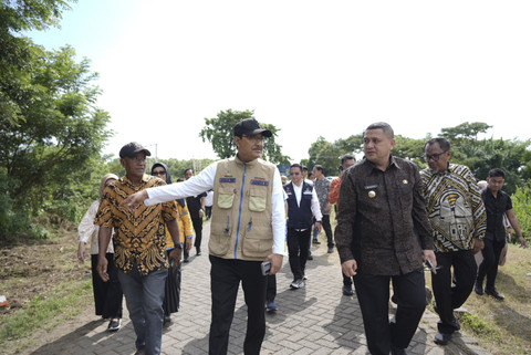 Mensos Saifullah Yusuf (Gus Ipul) tinjau lokasi rumah Naila, calon siswa Sekolah Rakyat di Makassar, Kamis (8/5/2025). Foto: Dok. Kemensos