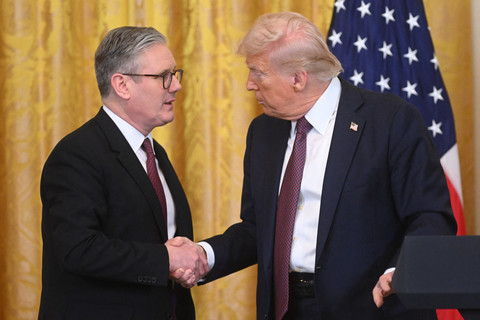 Presiden AS Donald Trump (kanan) berjabat tangan dengan Perdana Menteri Inggris Keir Starmer usai menggelar pertemuan di Ruang Timur Gedung Putih, Washington, DC, Amerika Serikat, pada 27 Februari 2025. Foto: SAUL LOEB / AFP