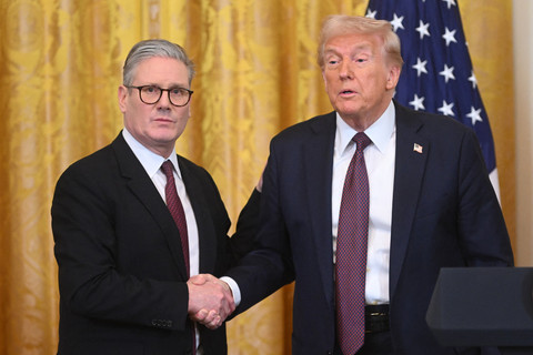 Presiden AS Donald Trump (kanan) berjabat tangan dengan Perdana Menteri Inggris Keir Starmer usai menggelar pertemuan di Ruang Timur Gedung Putih, Washington, DC, Amerika Serikat, pada 27 Februari 2025. Foto: SAUL LOEB / AFP