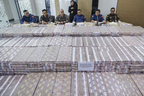 Tumpukan uang penyitaan terkait kasus dugaan tindak pidana pencucian uang (TPPU) Duta Palma Group, di Gedung Jampidsus Kejagung, Jakarta, Kamis (8/5/2025). Foto: Dhemas Reviyanto/ANTARA FOTO