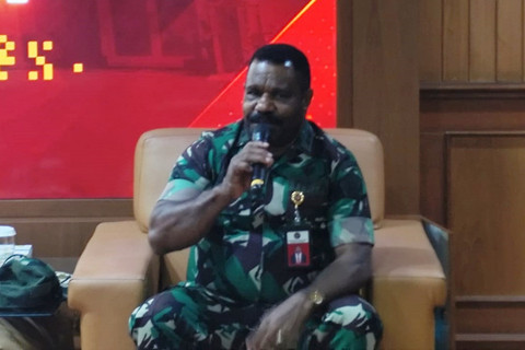 Letkol TNI (Tituler) Lenis Kogoya, stafsus Menhan Bid Kedaulatan NKRI di Kantor Kemhan, Jakarta, Kamis (8/5/2025). Foto: Luthfi Humam/kumparan