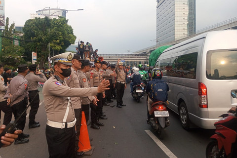 Pengaturan arus lalu lintas di depan Kantor Kementerian Ketenagakerjaan, Jakarta, Kamis (8/3/2025). Foto: Polres Jakarta Selatan