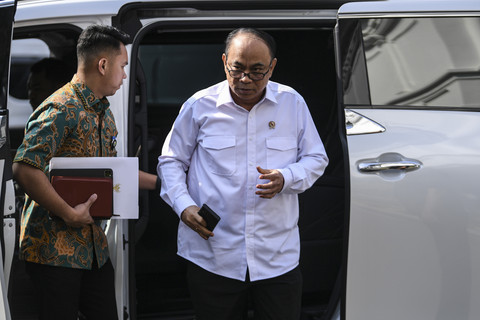 Budi Arie Setiadi, yang kini menjadi Menteri Koperasi, bersiap mengikuti rapat terbatas yang dipimpin Presiden Prabowo Subianto di Istana Kepresidenan, Jakarta, Kamis (8/5/2025). Foto: ANTARA FOTO/Hafidz Mubarak A