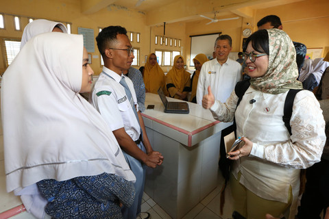 Wakil Menteri Pendidikan Tinggi, Sains dan Teknologi, Stella Christie (kanan) berbincang dengan siswa Sekolah Unggul Garuda di SMA Negeri 10 Fajar Harapan, Banda Aceh, Aceh, Kamis (8/5/2025). Foto: ANTARA FOTO / Irwansyah Putra