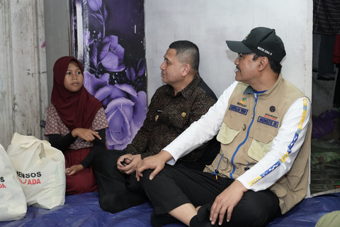Mensos Saifullah Yusuf (Gus Ipul) meninjau langsung kondisi tempat tinggal Naila, calon siswa sekolah rakyat, yang membuat Presiden Prabowo Subianto terharu di Jalan Pandang 4, Kecamatan Panakkukang, Kota Makassar. Foto: Kemensos RI