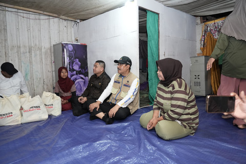 Mensos Saifullah Yusuf (Gus Ipul) meninjau langsung kondisi tempat tinggal Naila, calon siswa sekolah rakyat, yang membuat Presiden Prabowo Subianto terharu di Jalan Pandang 4, Kecamatan Panakkukang, Kota Makassar. Foto: Kemensos RI