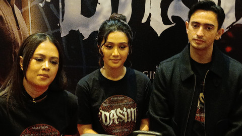Artis Zulfa Maharani (tengah) usai press screening film Dasim. Foto: Aprilandika Pratama/kumparan