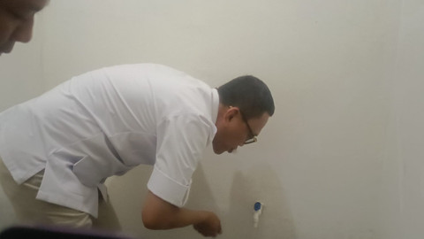 Menteri P2MI Abdul Kadir Karding meninjau langsung rumah subsidi murah yang diperuntukkan bagi PMI di Perumahan Bumi Pagedan Permai, Subang, Jawa Barat, Kamis (8/5). Foto: Thomas Bosco/kumparan