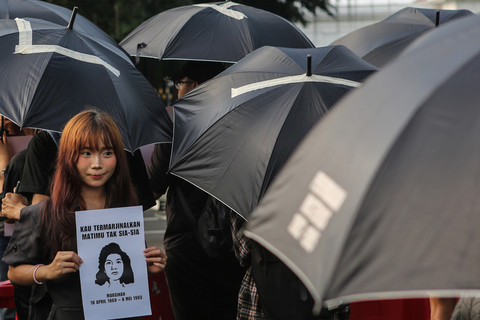 Aktivis Jaringan Solidaritas Korban untuk Keadilan membawa poster Marsinah saat mengikuti aksi Kamisan ke-860 di depan Istana Merdeka, Jakarta, Kamis (8/5/2025). Foto: ANTARA FOTO/Asprilla Dwi Adha