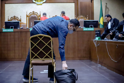 Terdakwa kasus suap vonis bebas Gregorius Ronald Tannur, Heru Hanindyo menjalani sidang pembacaan vonis di PN Tipikor, Jakarta Pusat, Kamis (7/5/2025). Foto: Jamal Ramadhan/kumparan