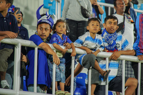 Sejumlah supporter menyaksikan pertandingan persahabatan bertajuk Charity Match antara Arema FC melawan Arema All Stars di Stadion Kanjuruhan, Kabupaten Malang, Jawa Timur, Kamis (8/5/2025).  Foto: Irfan Sumanjaya/ANTARA FOTO
