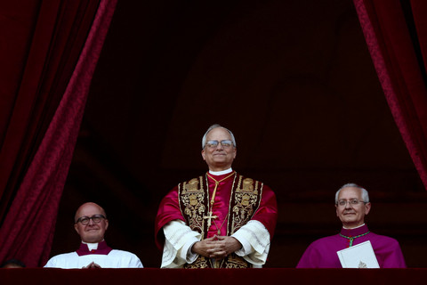 Paus Leo XIV yang baru terpilih, Kardinal Robert Prevost muncul di balkon Basilika Santo Petrus, Vatikan, Kamis (8/5/2025). Foto: Yara Nardi/REUTERS
