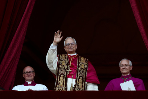 Paus Leo XIV yang baru terpilih, Kardinal Robert Prevost muncul di balkon Basilika Santo Petrus, Vatikan, Kamis (8/5/2025). Foto: Yara Nardi/REUTERS