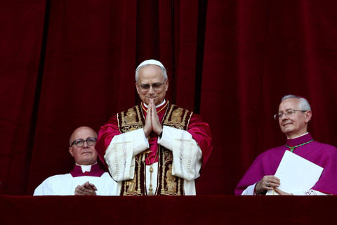Paus Leo XIV yang baru terpilih, Kardinal Robert Prevost muncul di balkon Basilika Santo Petrus, Vatikan, Kamis (8/5/2025). Foto: Yara Nardi/REUTERS