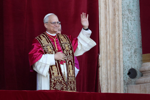 Paus Leo XIV yang baru terpilih, Kardinal Robert Prevost muncul di balkon Basilika Santo Petrus, Vatikan, Kamis (8/5/2025). Foto: Claudia Greco/REUTERS