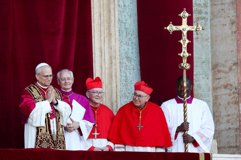 Paus Leo XIV yang baru terpilih, Kardinal Robert Prevost muncul di balkon Basilika Santo Petrus, Vatikan, Kamis (8/5/2025). Foto: Claudia Greco/REUTERS