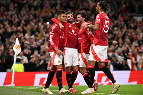Selebrasi pemain Manchester United (MU) saat kontra Athletic Bilbao dalam laga semifinal leg kedua Liga Europa 2024/25 di Stadion Old Trafford, Jumat (9/5) dini hari WIB. Foto: Oli SCARFF / AFP