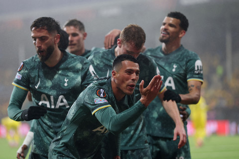 Selebrasi pemain Tottenham Hotspur, Pedro Porro (tengah), saat kontra Bodo/Glimt dalam laga semifinal leg kedua Liga Europa 2024/25 di Aspymra Stadion, Jumat (9/5) dini hari WIB. Foto: Action Images via Reuters/Paul Childs