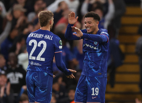 Selebrasi gol Kiernan Dewsbury-Hall dan Jadon Sancho saat laga Chelsea vs Djurgardens IF dalam semifinal leg kedua Liga Konferensi Eropa 2024/25 di Stadion Stamford Bridge, London, Inggris pada Jumat (9/5) dini hari WIB. Foto: REUTERS/David Klein