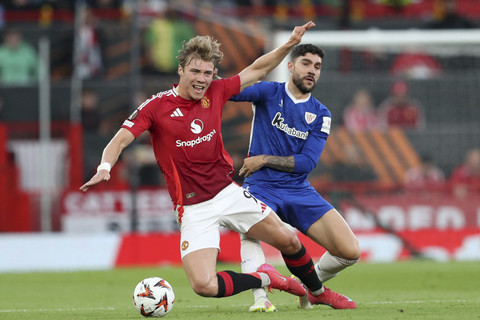 Pemain Manchester United Rasmus Hojlund berebut bola dengan pemain Athletic Bilbao Unai Nunez saat pertandingan leg kedua semifinal Liga Europa di Old Trafford, Manchester, Inggris, Kamis (8/5/2025). Foto: Scott Heppell/Reuters
