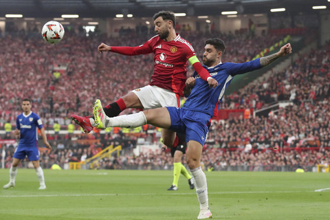 Pemain Manchester United Bruno Fernandes berebut bola dengan pemain Athletic Bilbao Unai Nunez saat pertandingan leg kedua semifinal Liga Europa di Old Trafford, Manchester, Inggris, Kamis (8/5/2025). Foto: Scott Heppell/Reuters