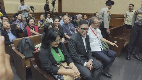 Sekjen PDIP Hasto Kristiyanto bersiap menjalani sidang saat tiba di Pengadilan Tipikor Jakarta, Jumat (9/5/2025).  Foto: Jonathan Devin/kumparan
