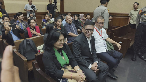 Sekjen PDIP Hasto Kristiyanto bersiap menjalani sidang saat tiba di Pengadilan Tipikor Jakarta, Jumat (9/5/2025).  Foto: Jonathan Devin/kumparan