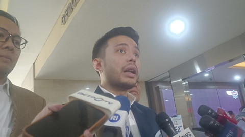 Kuasa hukum keluarga Jokowi Yakup Hasibuan datang ke Bareskrim Polri, adik ipar Jokowi, Wahyudi Andrianto, Jumat (9/5/2025). Foto: Thomas Bosco/kumparan