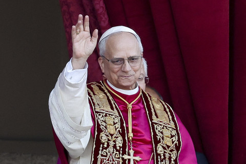 Paus Leo XIV yang baru terpilih, Kardinal Robert Prevost melambaikan tangan ke warga di balkon Basilika Santo Petrus, Vatikan, Kamis (8/5/2025). Foto: Claudia Greco/Reuters